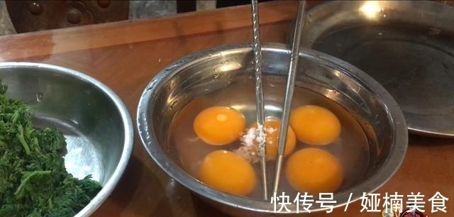 教程|艾草的新吃法,加上5只鸭蛋,下锅一煎比吃肉还香,好吃极了