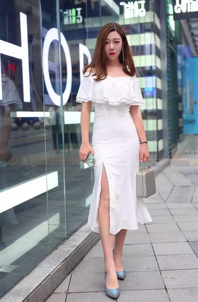 街拍小姐姐黑色短款瘦身连衣裙,搭配波点蝴蝶结凉拖,非常清凉