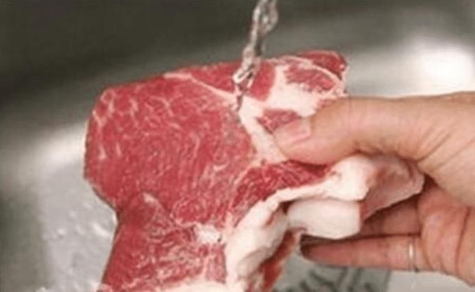 洗猪肉万万不可用清水,难怪越洗越脏,教你一招,脏东西自己跑出来