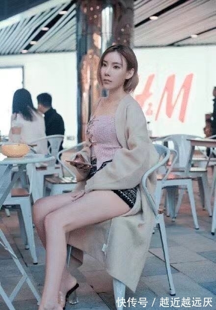 小姐姐|街拍：韵味十足的小姐姐，一身搭配简约而不失优雅，气质超然