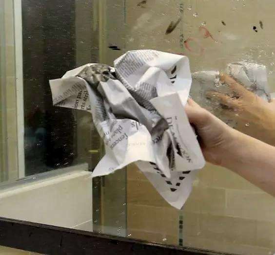 痕迹|镜子上的痕迹怎么擦都擦不掉怎么办小哥帮教你几招还你一面明亮的镜子