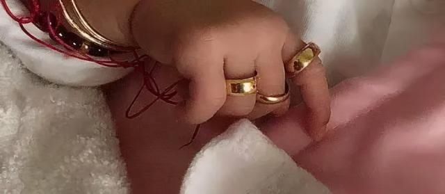 可可|满月婴儿手上戴满“金戒指”,误吞一只险些悲剧,爸妈长点心吧