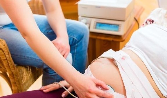 腹围|怀孕后,孕妈若有这4种“感觉”,也许是肚子里羊水“变少”了