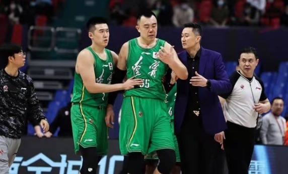 杜锋|辽宁韩德君确认鼻梁骨折!杜锋亲自上前慰问,韩德君真的生气了