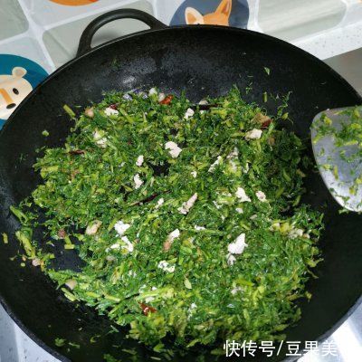 跟妈妈学快手做酸菜一口下肚，唇齿留香