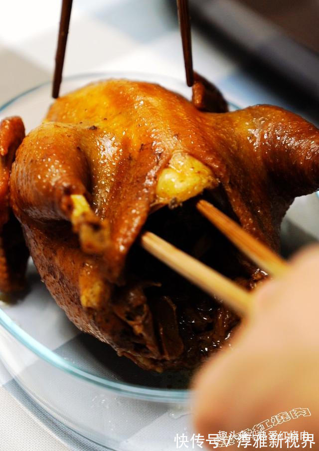 三黄鸡|嘴馋想吃肉了,买只鸡丢进电饭煲,没想到色泽诱人香味扑鼻真好吃