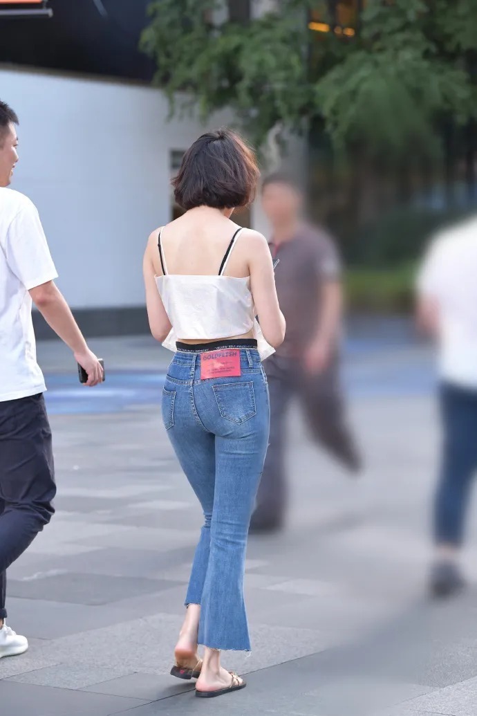 穿牛仔裤的时尚女生