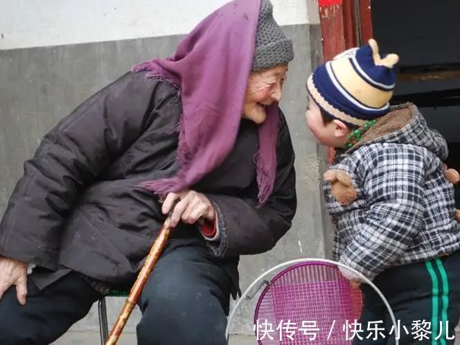 家长|宝宝出生18天学会翻身,奶奶乐得与亲友炫耀,却被儿子送回老家