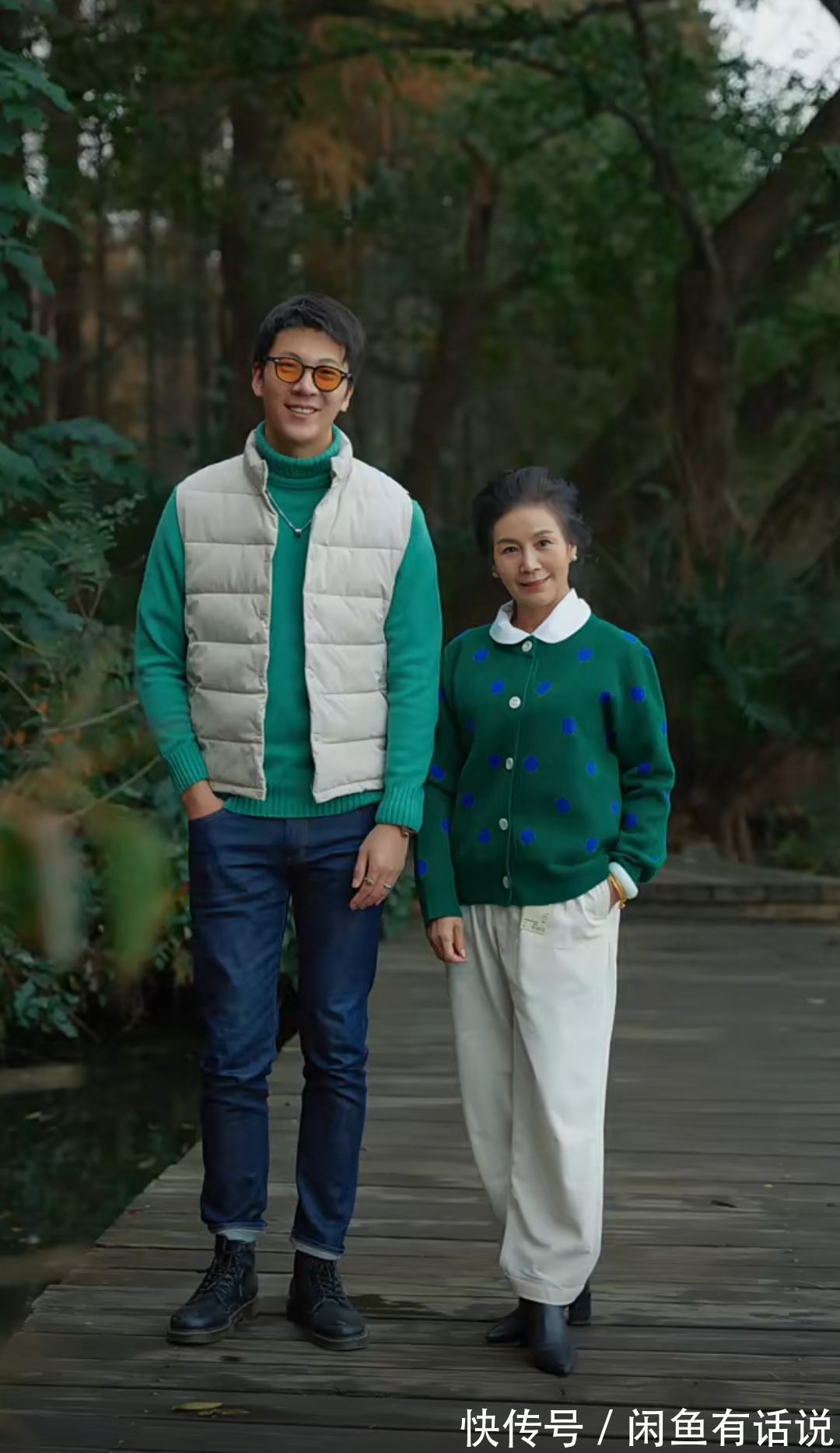 惊艳 65岁阿姨才不扮嫩,和1米9儿子穿亲子装出游太惊艳,我也不怕老了