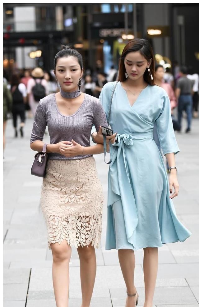 连衣裙穿搭会显得脸型很好，时尚街拍里的王者，很配你这个小仙女
