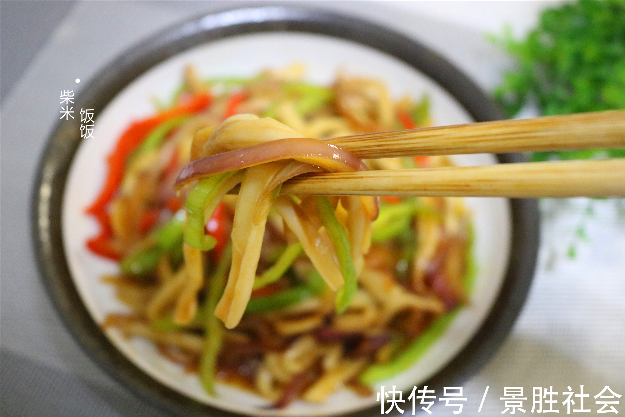 海鲜菇|这3种蔬菜,全部自带鲜味,搭配一起炒,不用放肉却比肉香