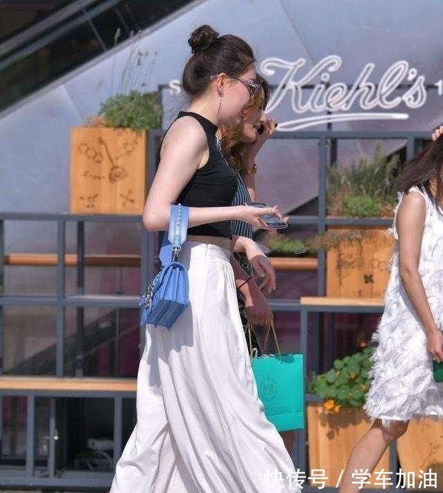 白显 白色打底裤搭配时尚黑色上衣,比较显身材的,显得高挑又精神!