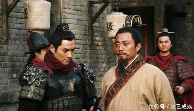 他先斩梁山4位好汉,再与梁山4将打平,最后被林冲一枪刺死!