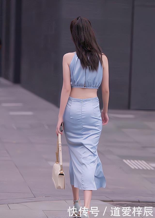 想让穿搭更出众,就来试试这款蓝色镂空长裙吧,时髦又个性