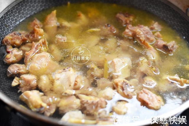 鸡汤|炖鸡汤时，别直接下锅炖，学会这个窍门，鸡肉嫩滑不柴，汤更香