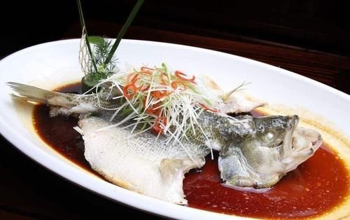 清蒸鲈鱼时，不要直接上锅蒸，多加一步，鲈鱼更鲜更嫩还不腥