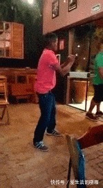 |搞笑GIF：兄弟，你不要着急回家，现在还没到下班时间