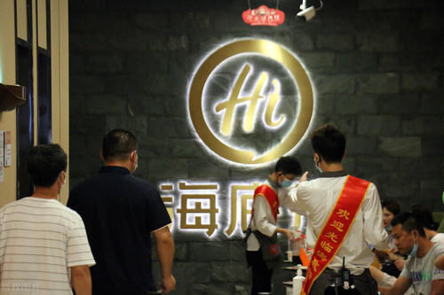 海底捞再现网红“奇葩吃法”，服务员看了想赶人，畸形消费观让人看不懂！