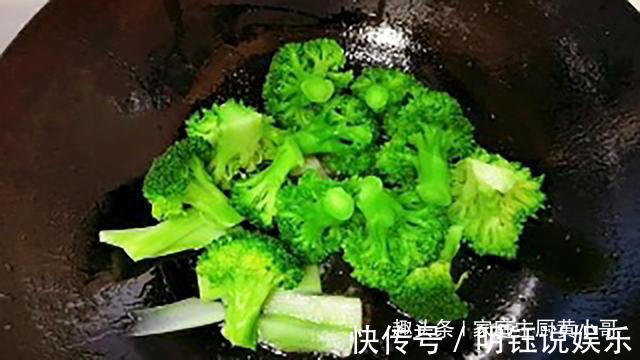 西兰花|炒西兰花时，直接焯水就错了，饭店都是用做法，难怪那么好吃
