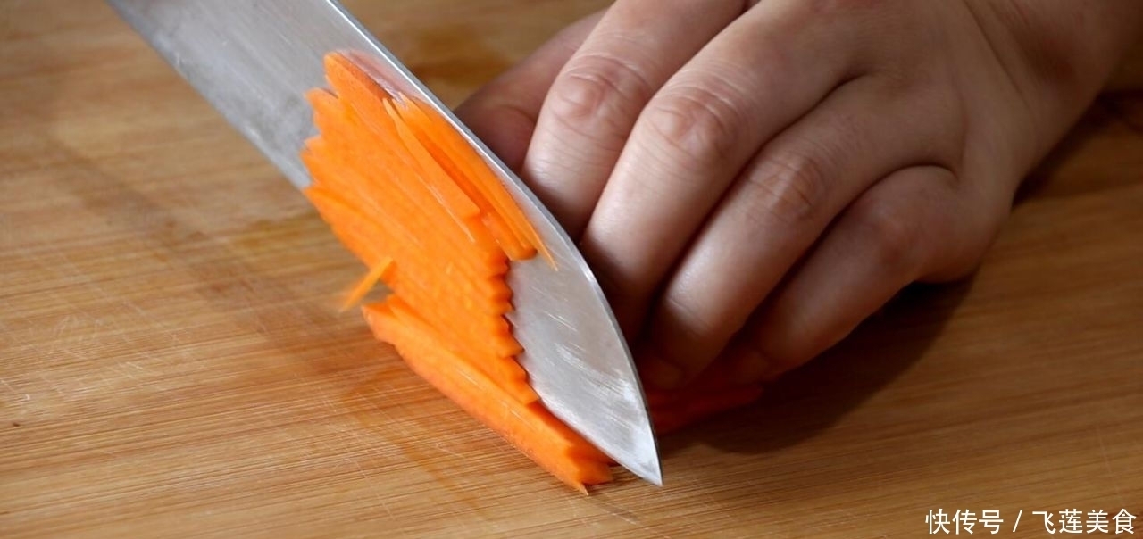 凉拌鸡胗别直接焯水，先卤后拌更入味，脆嫩爽口，下饭又下酒