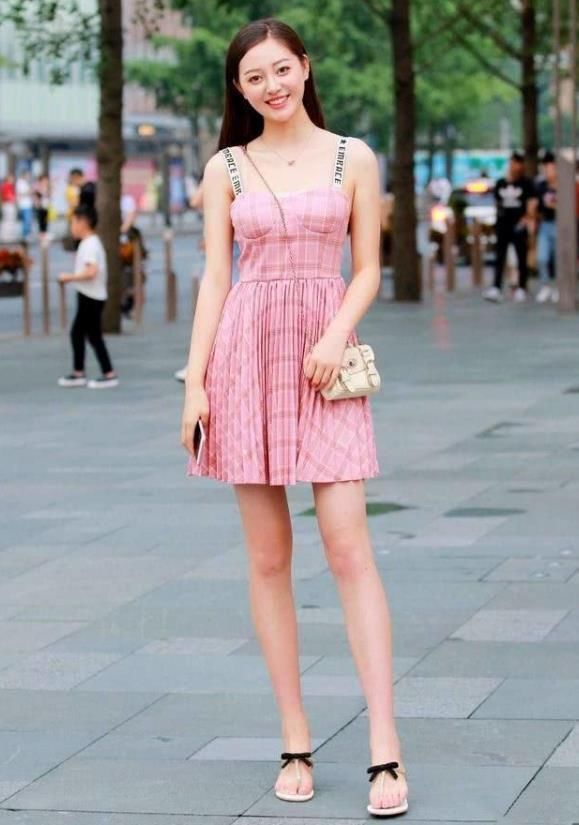 搭配|街拍小姐姐白色的T恤搭配黑色的短裤,很显青春活力的气息