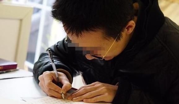 孩子|16岁男孩写字宛如印刷体，获700w网友点赞，父母却说孩子有病