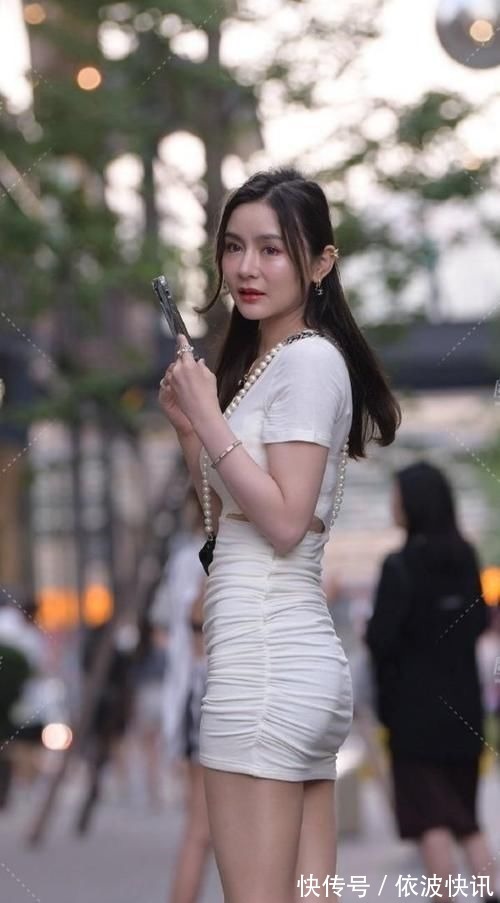 风衣 街边穿风衣的美女,穿出不一样的风彩,轻松穿出女神范