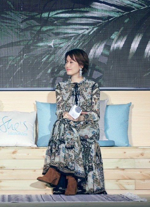 连衣裙|马伊琍躲过中年发福,穿白色连衣裙清新自然,超短发造型好干练