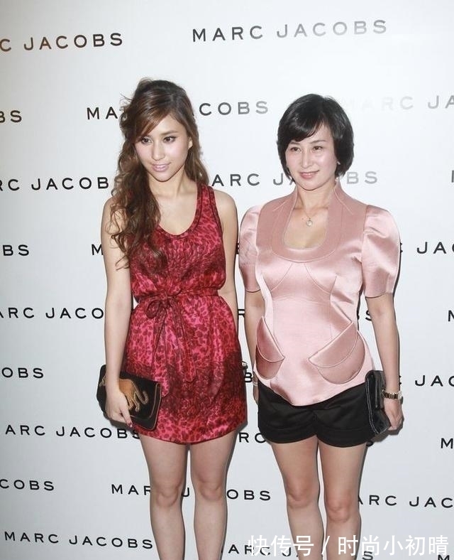 豆腐腿|何超琼换了清爽短发减龄至少20岁,穿粉色上衣配短裤,秀出豆腐腿