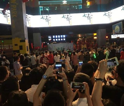 分店|陈小春面馆广州再开分店，开业礼一众熟面孔，一碗牛腩50元卖到爆