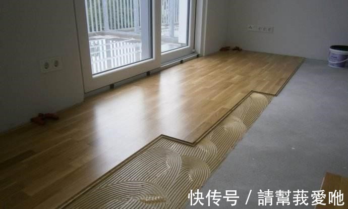 装修|越来越多人家里不铺瓷砖地板，现在都兴装这种代替，真的太聪明了