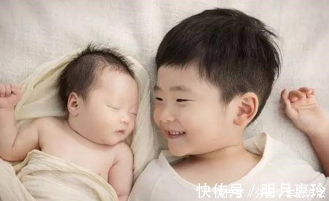 父母|20年后二胎家庭会面临的问题,简直太残酷,早了解早预防!