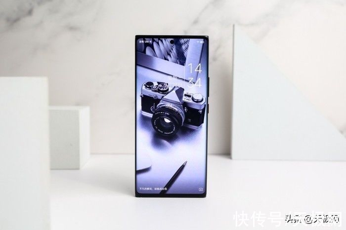 努比亚Z40Pro|努比亚Z40 Pro星际黑图赏：舒适轮廓，星光美学