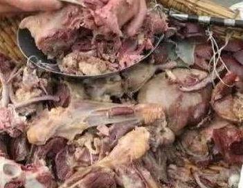 骑车|大爷边骑车边卖小吃,50一斤的“碎肉”被疯抢,内行人说是良心价