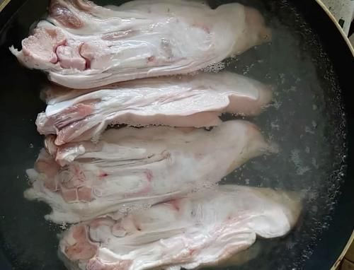 卤猪蹄,“前蹄”和“后蹄”要分清,差别挺大,弄错了难吃花冤枉钱