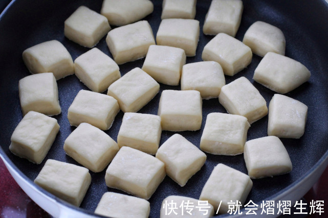 馒头不蒸了,用平底锅就能做,外脆内软奶香浓郁,一口一个真过瘾