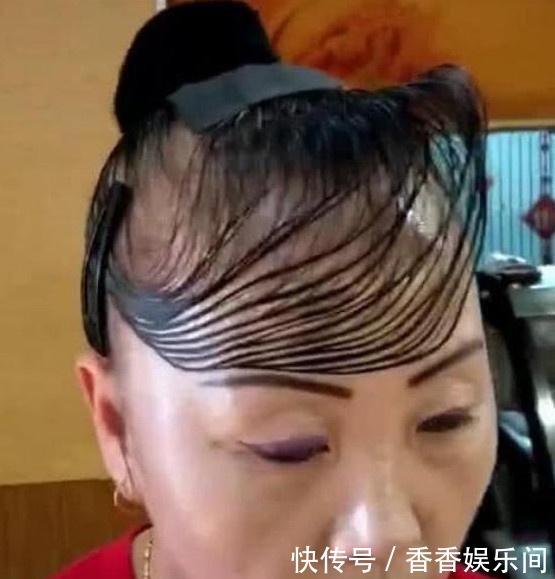 戴假发|大妈花4万多植发,新发型让人哭笑不得,网友:还是戴假发吧!