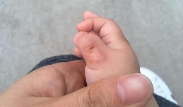 小宝宝|为什么小宝宝都喜欢吃手指?不同月龄,原因不同,妈妈要清楚