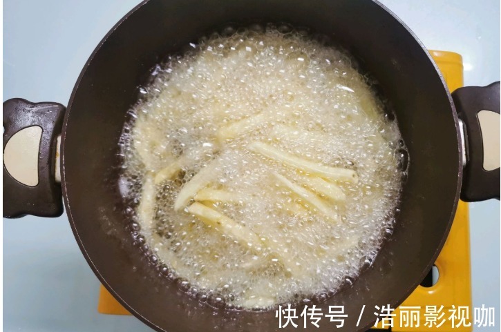 炸制|炸薯条时,裹面粉直接炸就错了,教您正确做法,薯条又香又脆