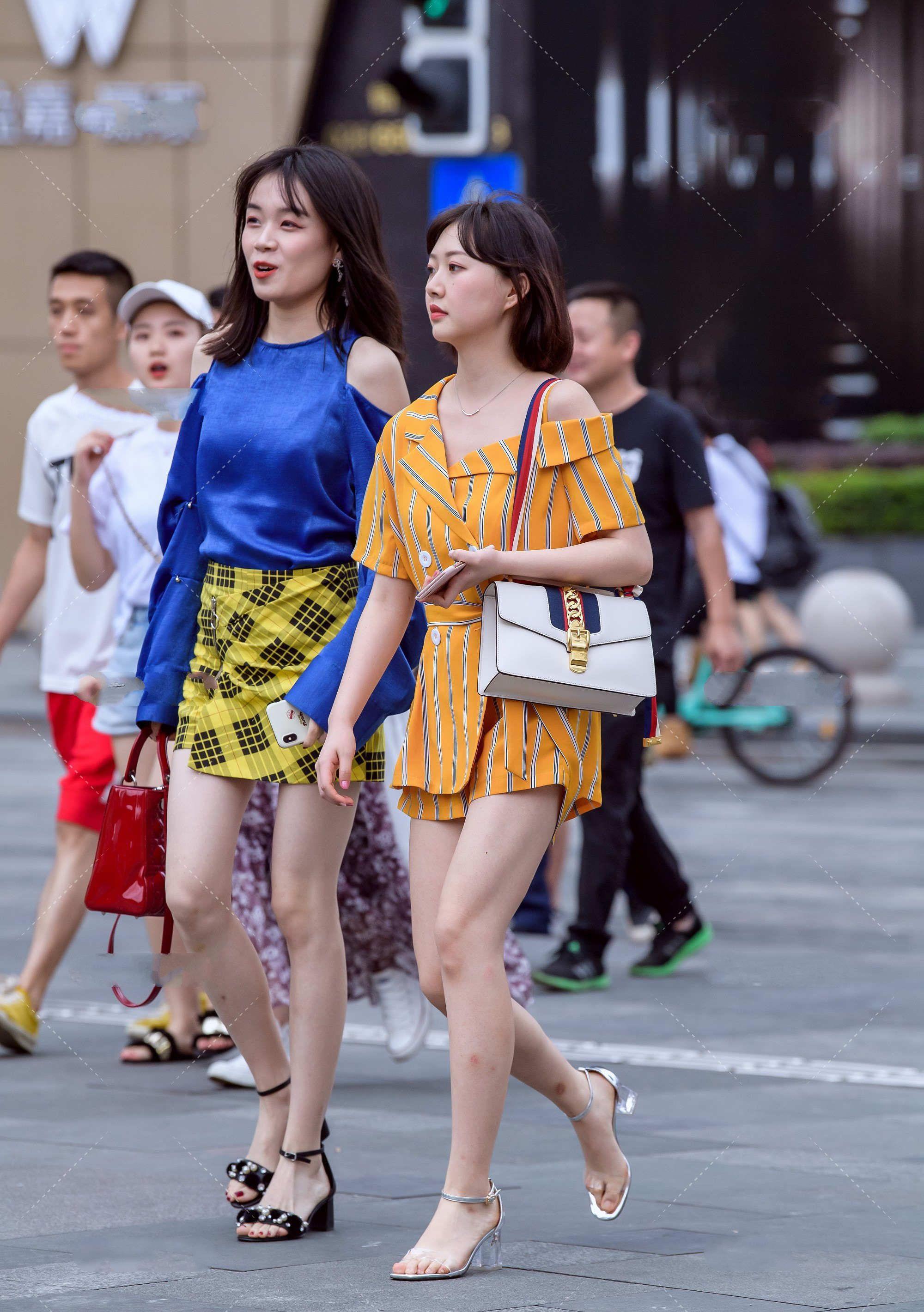 明黄条纹图案西装裙出街，美丽动人，时髦感十足