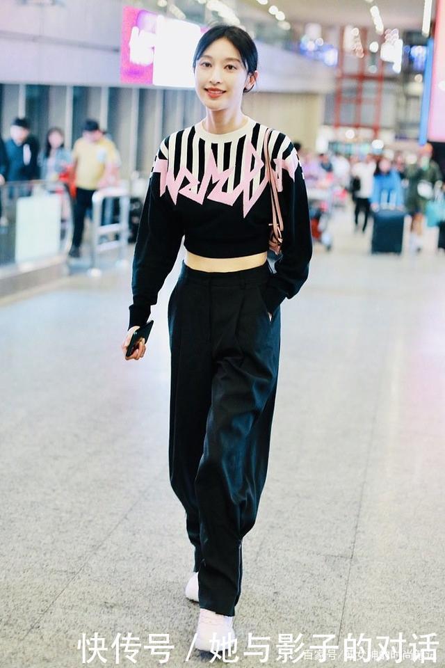 “短裤”已过时了,今年流行“掐腰裤”,遮肉显腿长,明星都爱穿