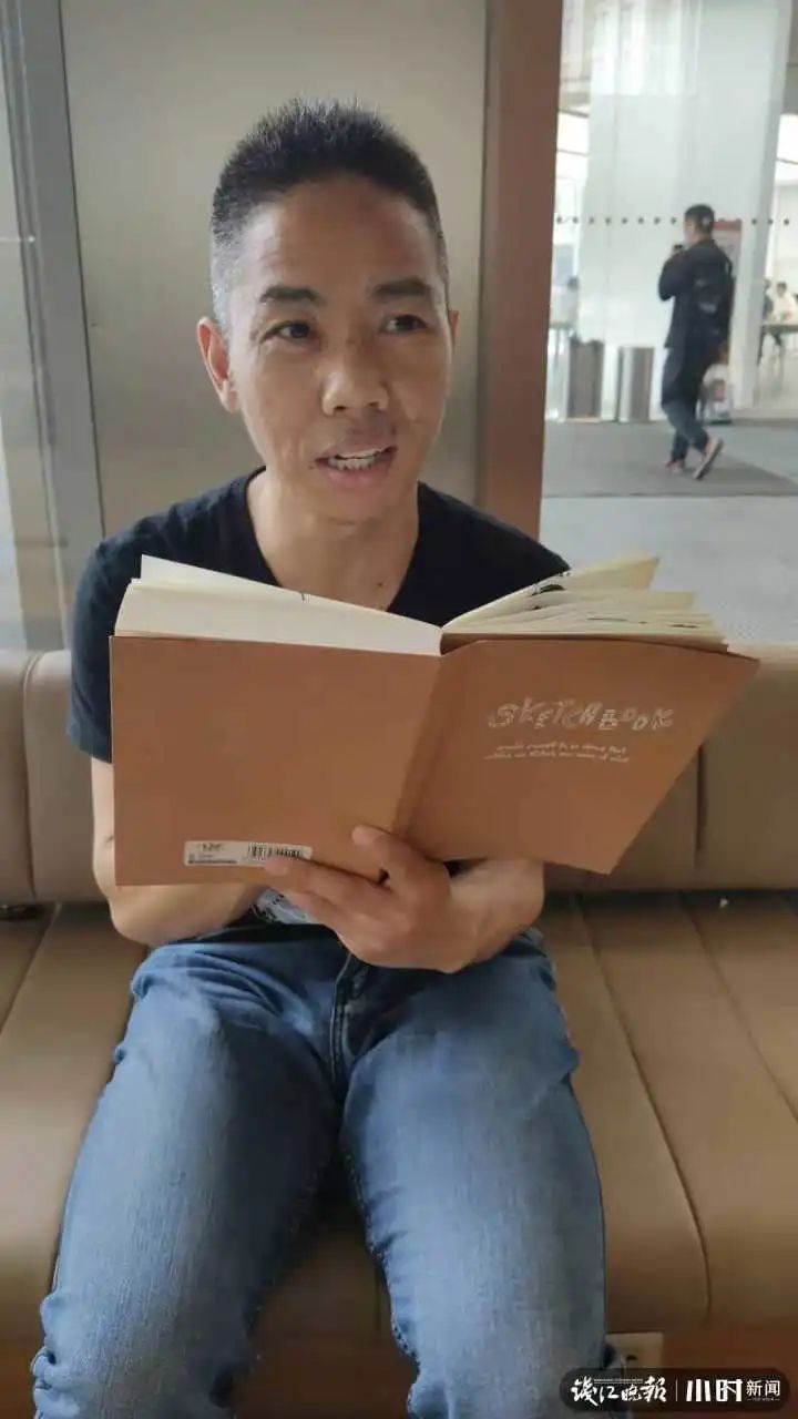 地铁|3年画了12000多幅!地铁早晚高峰上,他画了这些偶遇的人