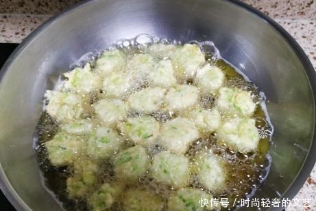  酥里嫩放|炸萝卜丸子，最忌放淀粉，大厨分享1招技巧，外酥里嫩放凉也不硬