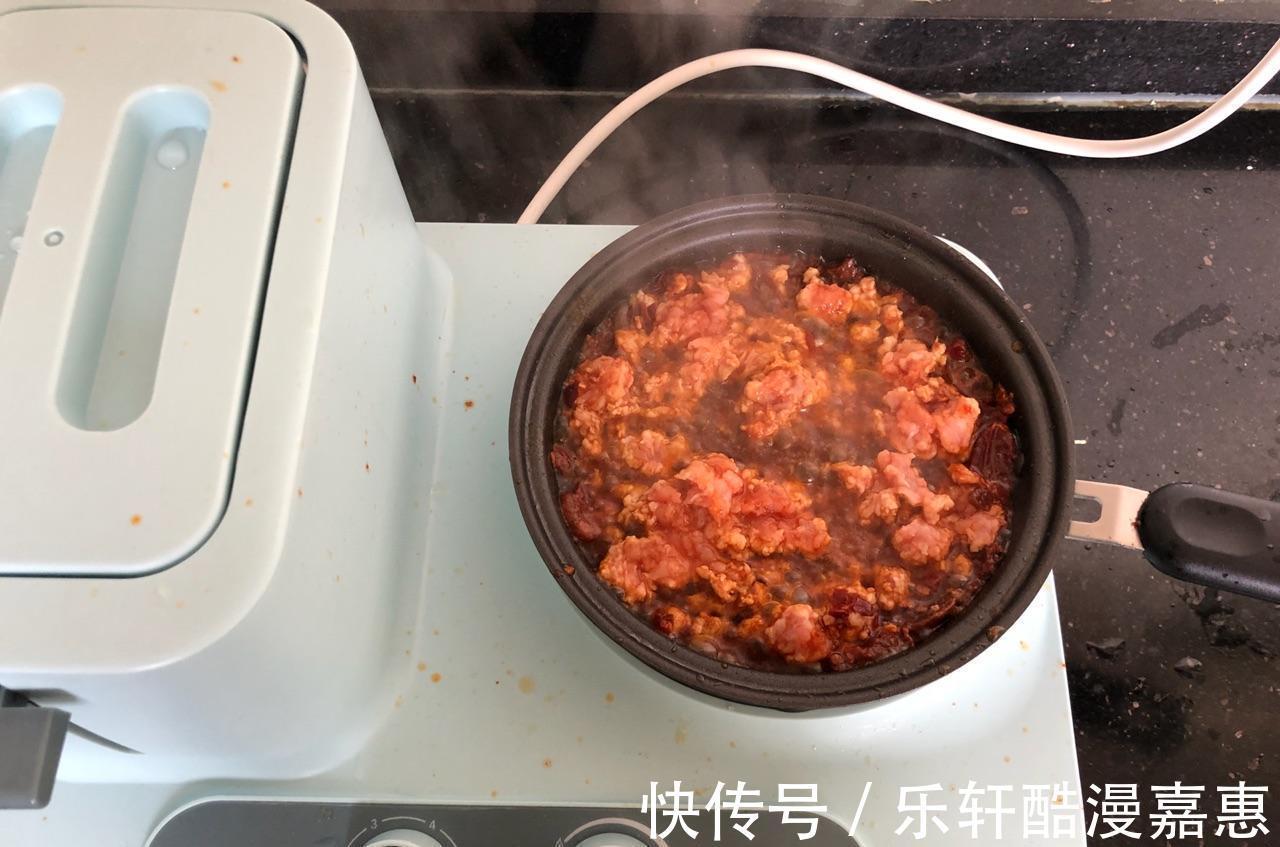更年期|家常肉末豆腐，加入豆瓣酱，香辣过瘾，软嫩可口，吃着真过瘾