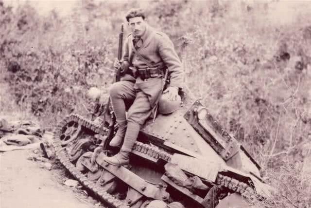 温泉关|德军入侵希腊，要求希腊士兵交出国旗，士兵的做法则让人钦佩不已