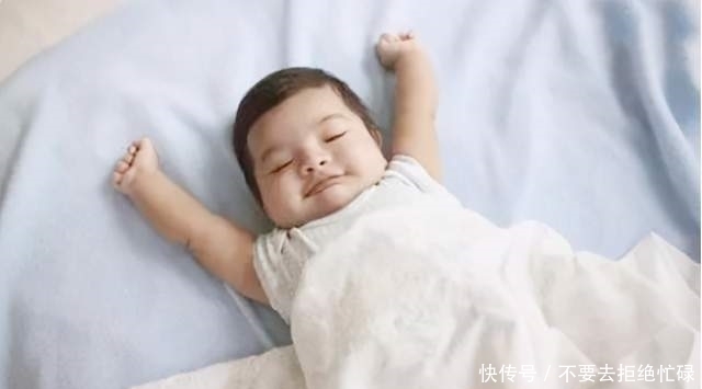 宝妈|“不靠谱”妈妈带娃午睡,不料先把自己哄着,孩子的小表情太暖心