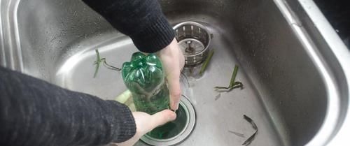 今天才知道,洗碗池上放个塑料瓶,有一个隐藏实用功能,太实用了