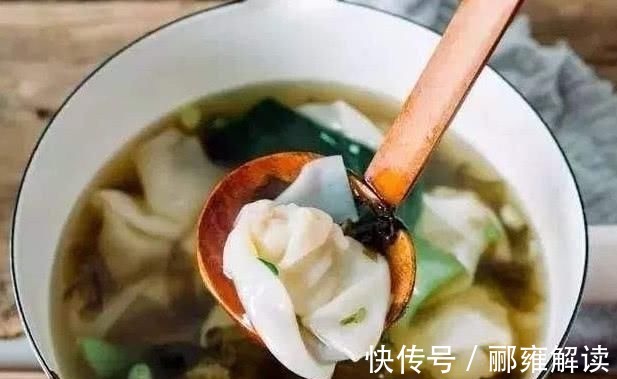 自制馄饨,汤是关键,只需4样放在一起,开水一浇,味道一点不差