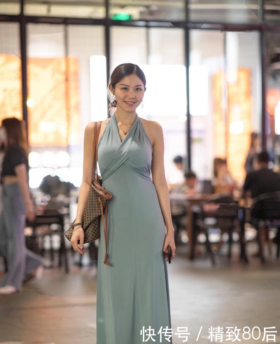 浅蓝色挂脖连衣裙,时尚可爱,尽显迷人