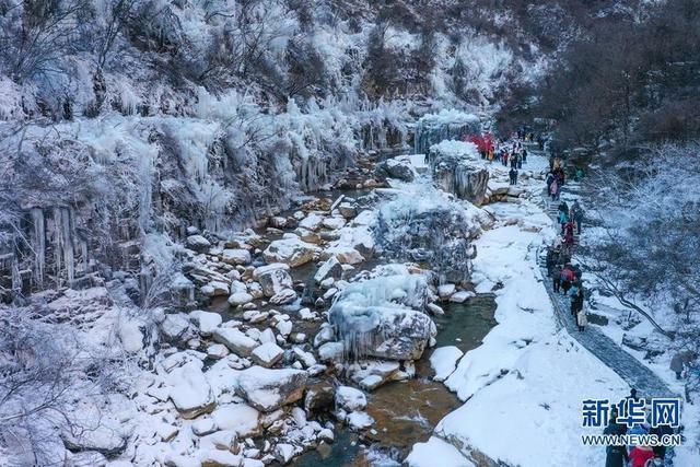 冰瀑|雪山冰瀑雾凇同框，云台山迎来今年首场大雪似仙境